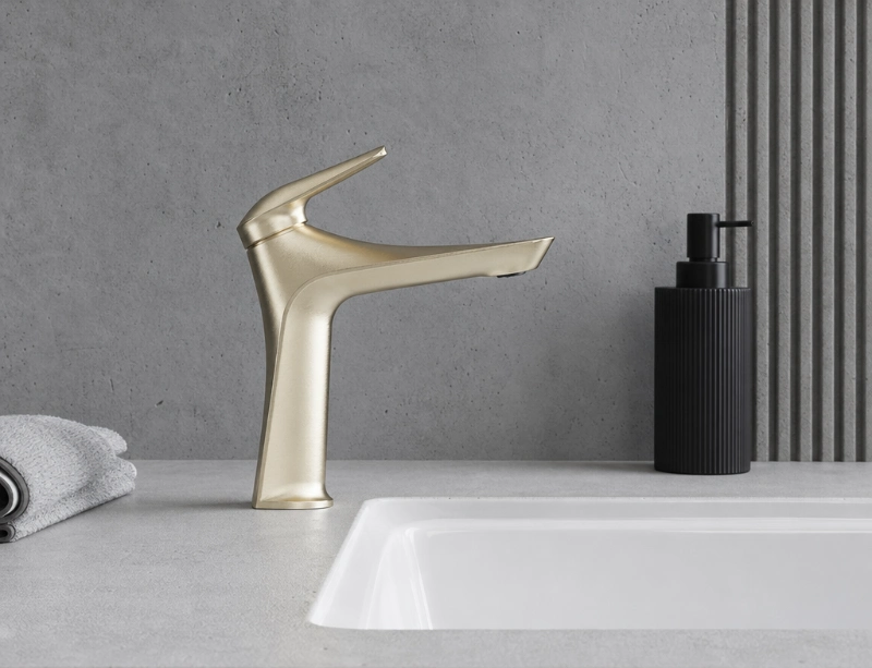 Modern handfatsblandare i borstat guld med ett handtag